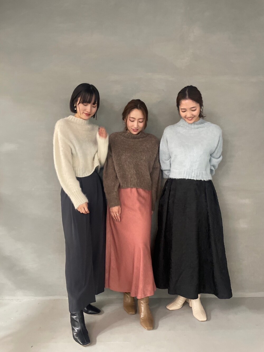 ホワイト系のブーツ、ブラック系のスカート、グリーン系のニット/セーターを着用したレディースの夏コーディネートの9枚目の写真