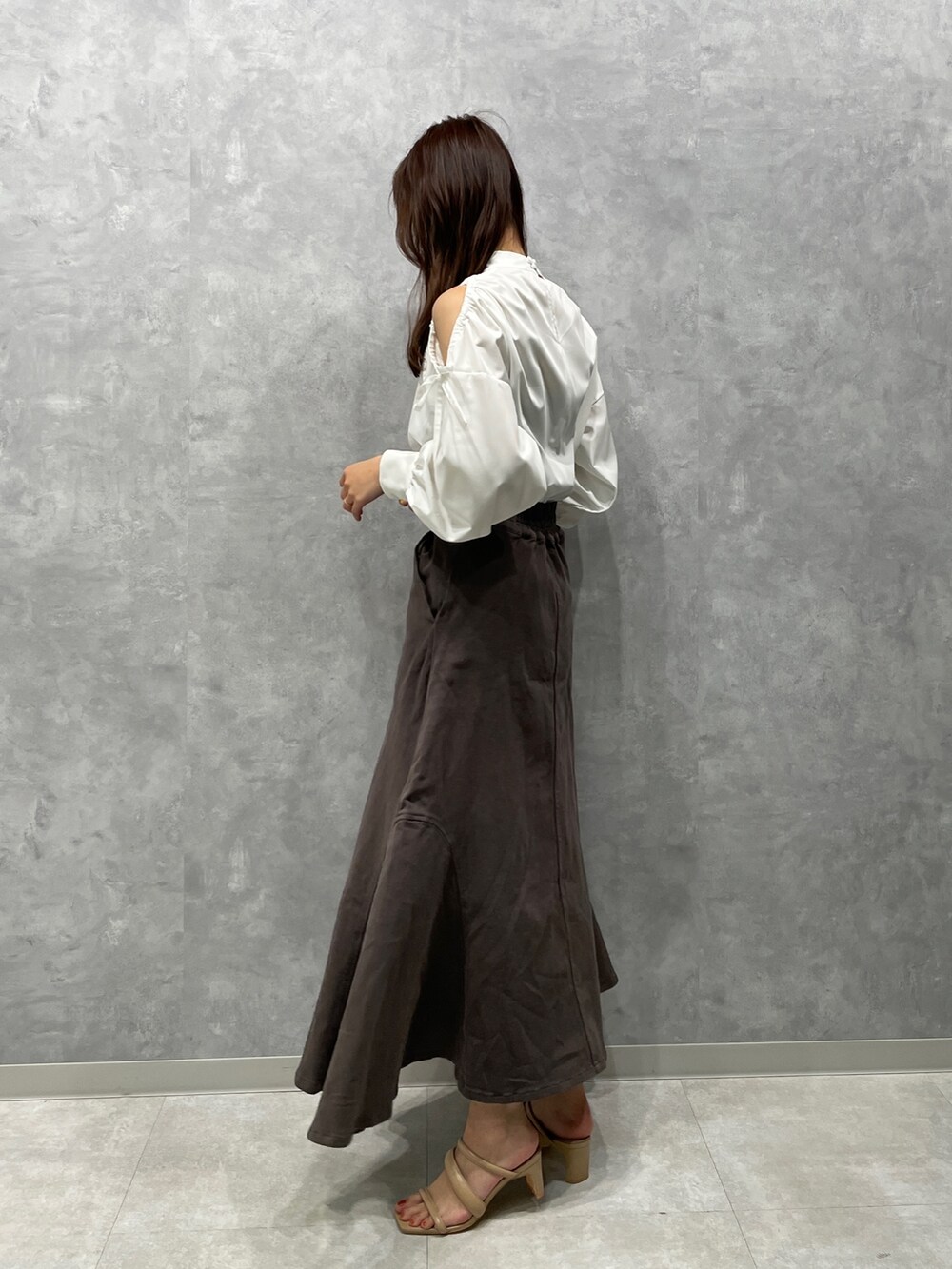 ベージュ系のサンダル、グレー系のスカート、グレー系のテーラードジャケットを着用したレディースの春コーディネートの10枚目の写真