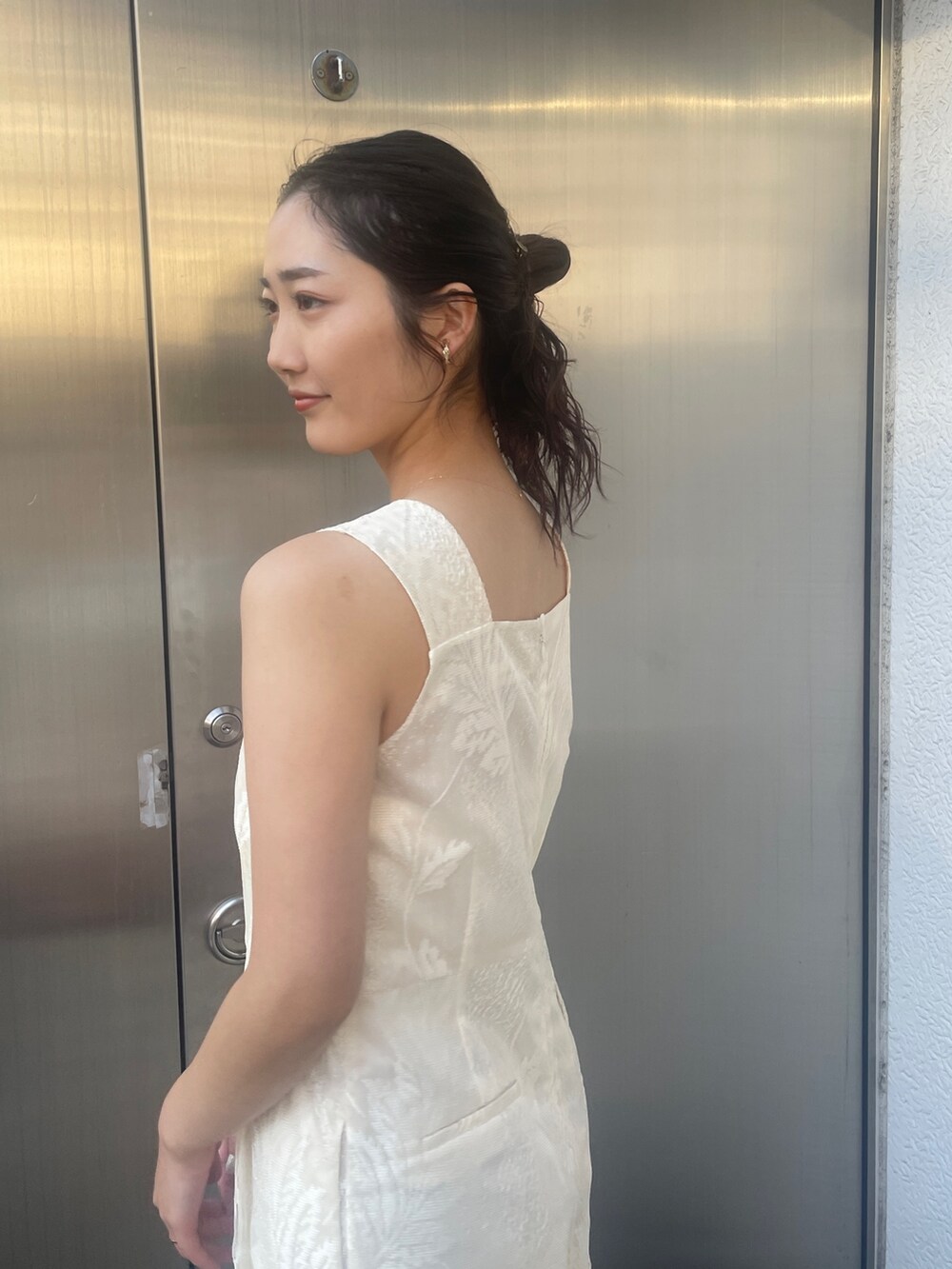 ブラウン系のサンダル、ホワイト系のつなぎ/オールインワン、ベージュ系の折りたたみ傘を着用したレディースの冬コーディネートの7枚目の写真