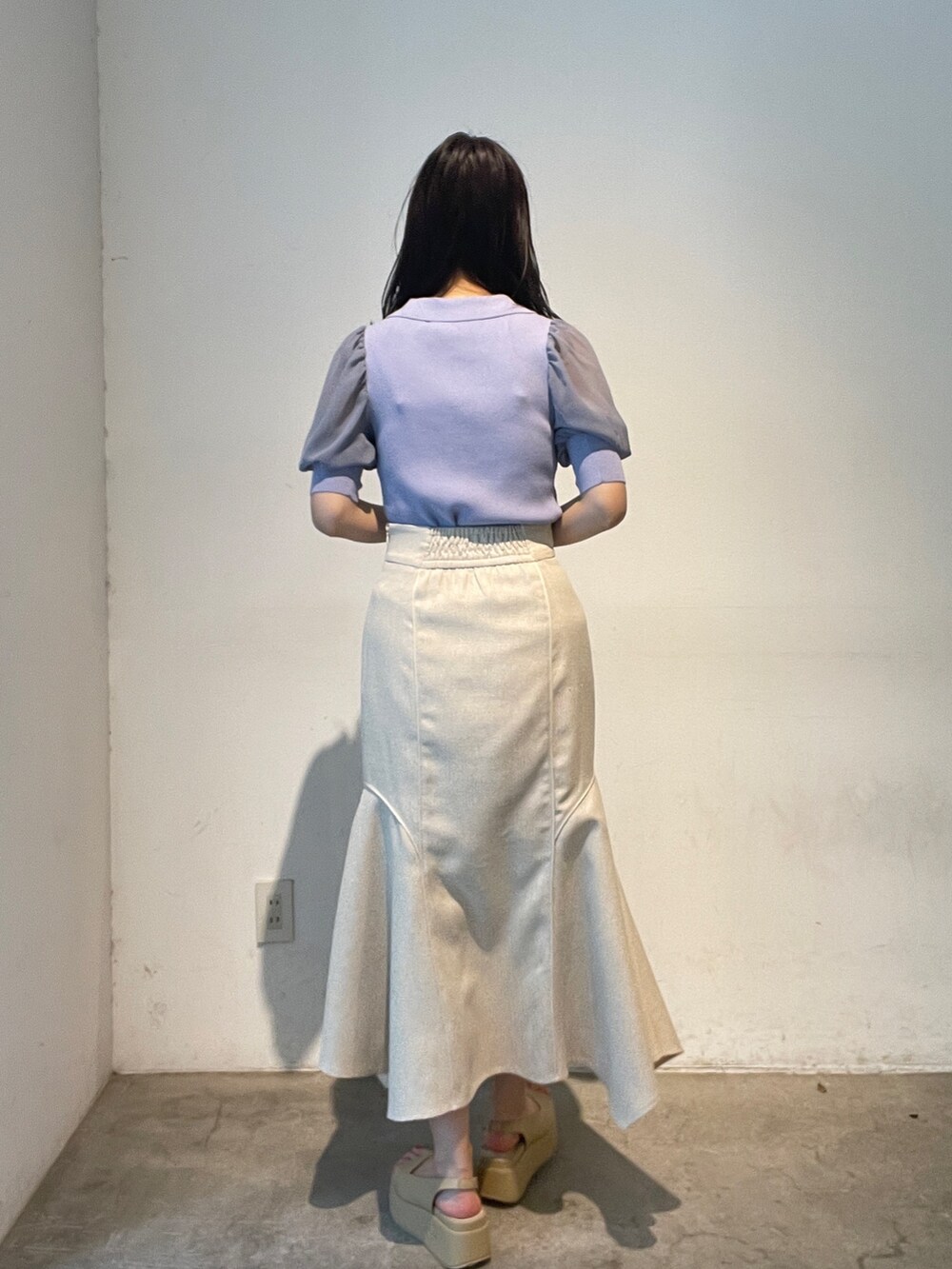 パープル系のニット/セーター、ベージュ系のサンダル、ホワイト系のスカートを着用したレディースの夏コーディネートの5枚目の写真