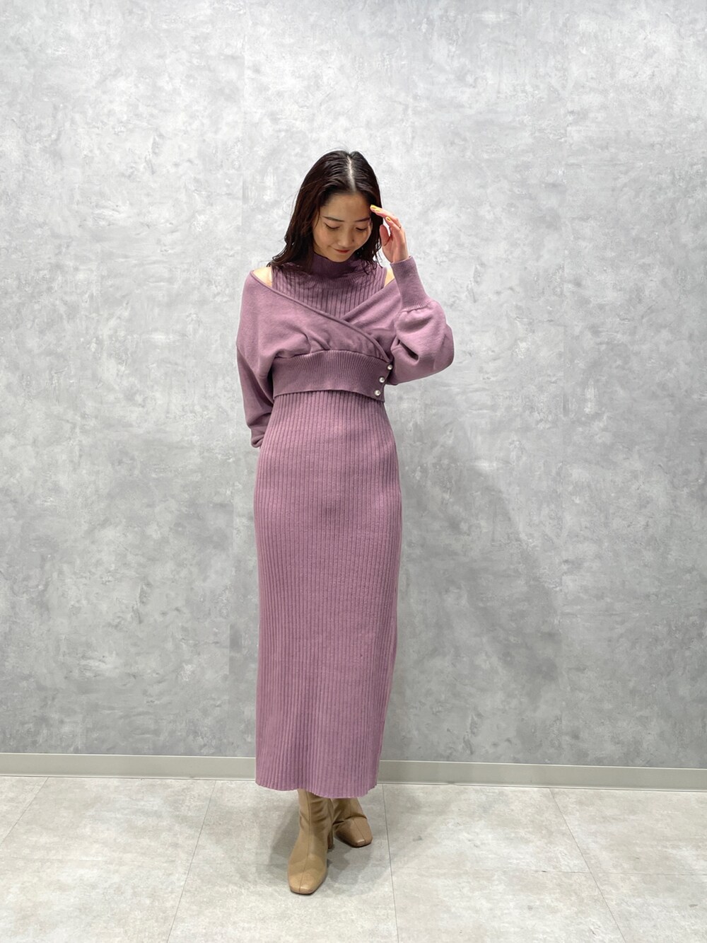 ブラウン系のその他アウター、ベージュ系のブーツ、パープル系のワンピースを着用したレディースの冬コーディネートの5枚目の写真