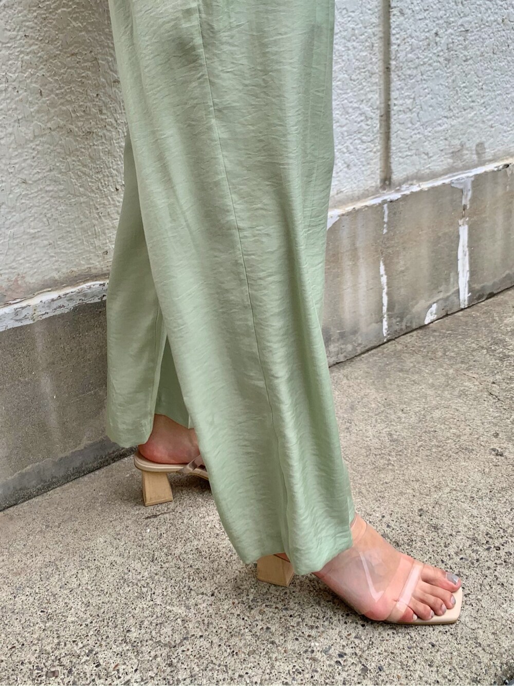 ブラウン系のシャツ/ブラウス、グリーン系のその他パンツ、その他のその他シューズを着用したレディースの夏コーディネートの3枚目の写真