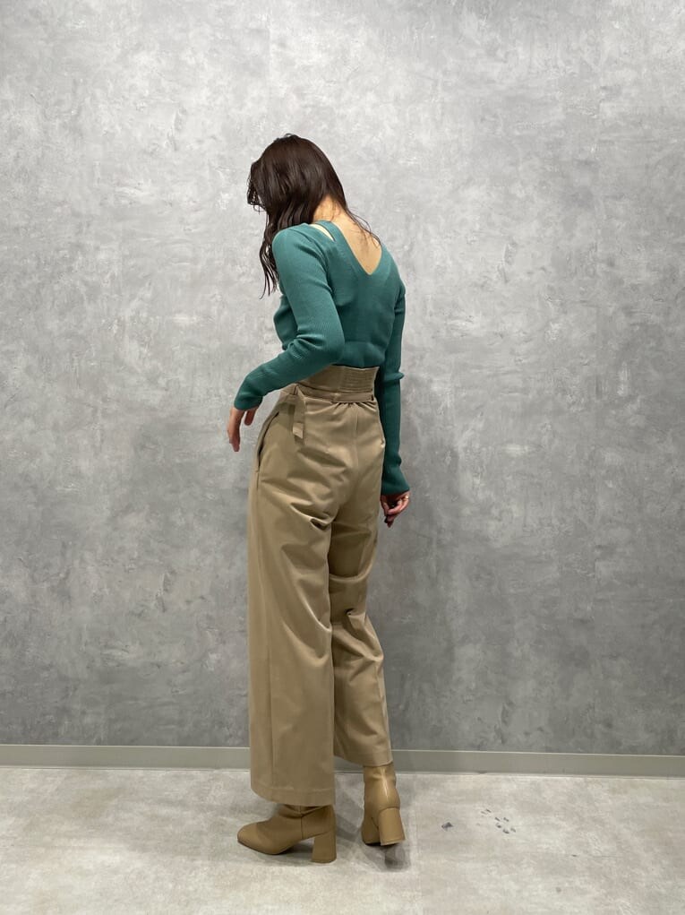 ベージュ系のブーツ、グリーン系のニット/セーター、ベージュ系のその他パンツを着用したレディースの夏コーディネートの5枚目の写真