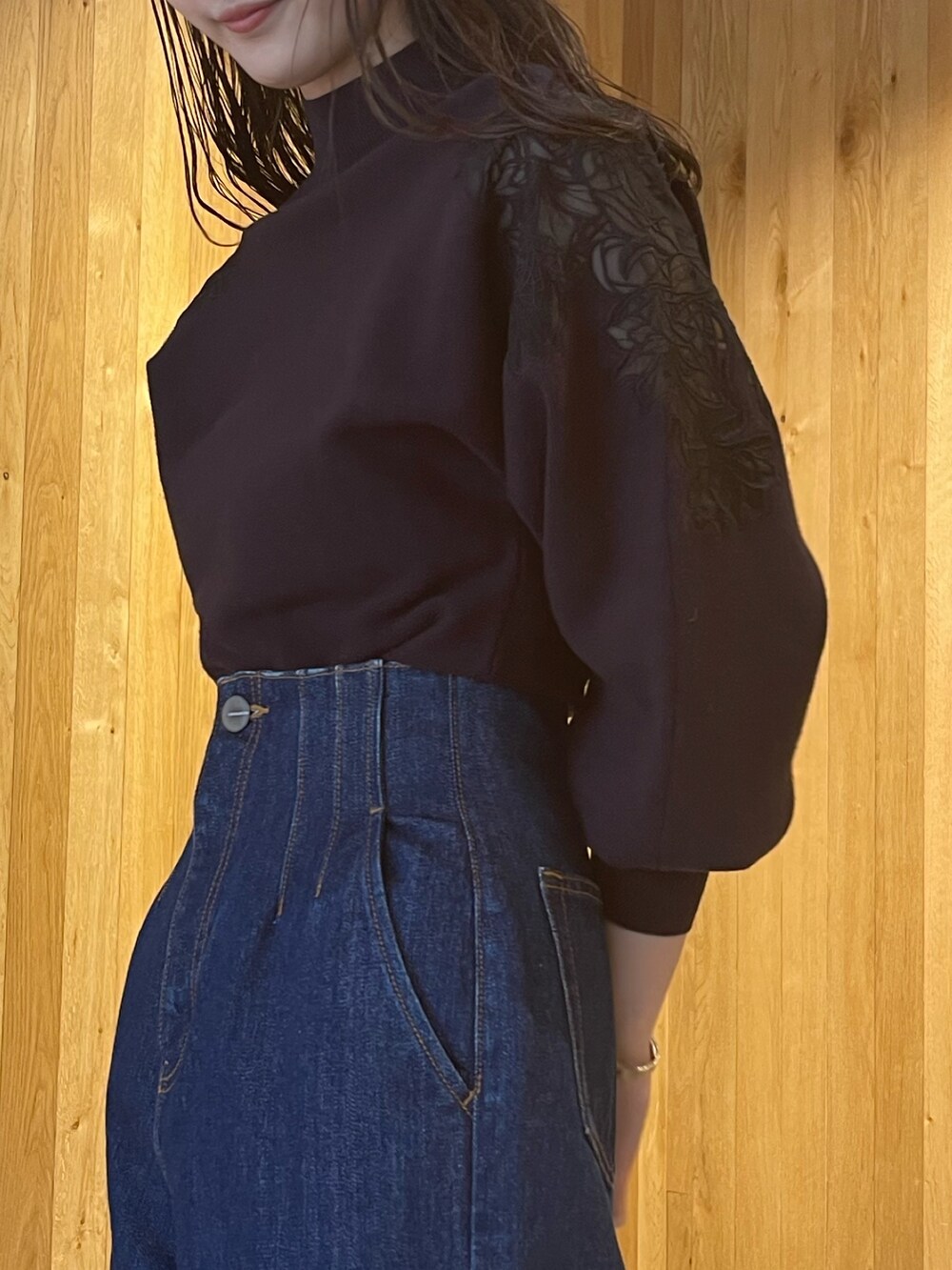 ベージュ系のブーツ、グレー系のニット/セーター、ブルー系のデニムパンツを着用したレディースの秋コーディネートの7枚目の写真