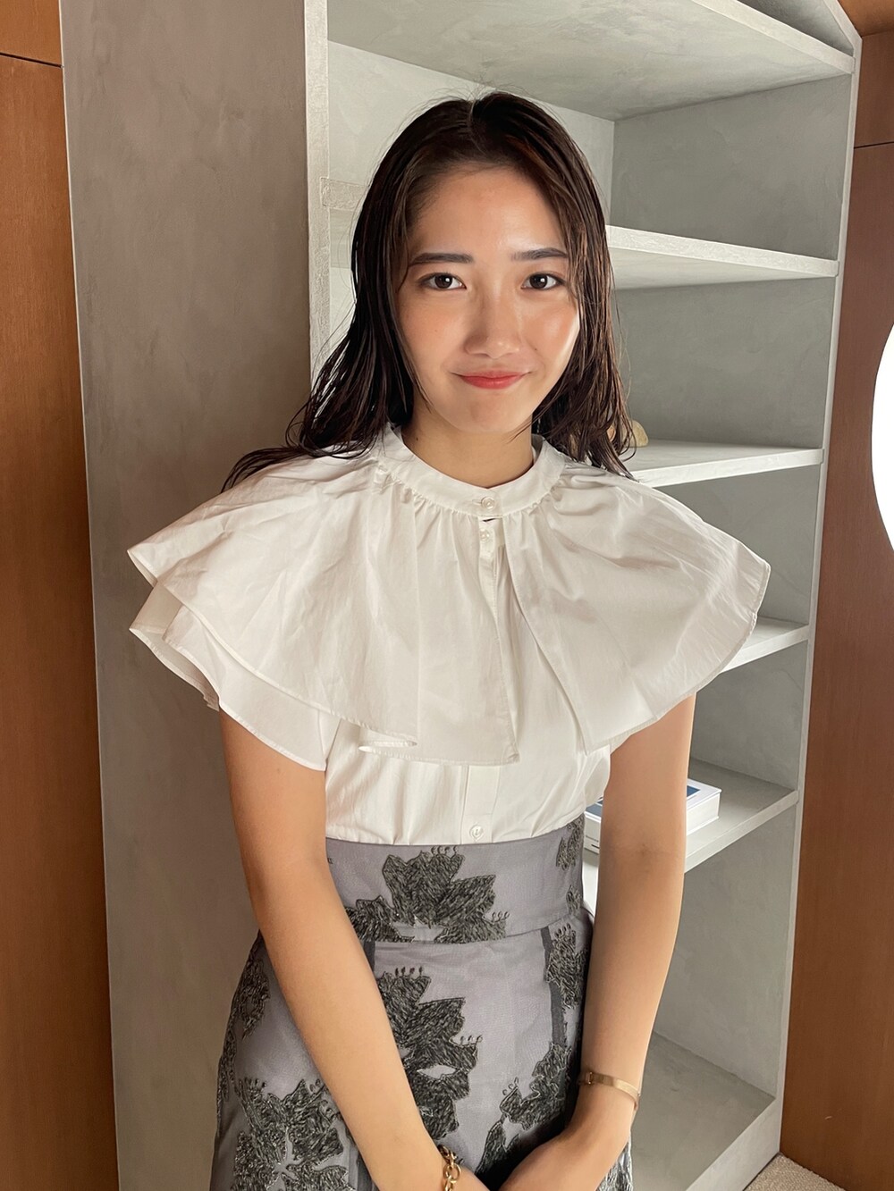 ホワイト系のシャツ/ブラウス、ブルー系のサンダル、グレー系のスカートを着用したレディースの夏コーディネートの5枚目の写真