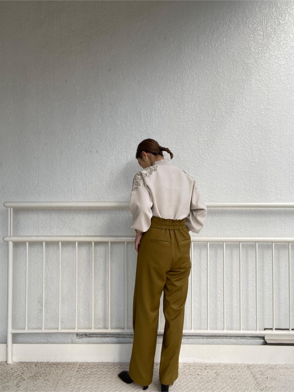 ブラック系のその他シューズ、グリーン系のその他パンツ、ホワイト系のニット/セーターを着用したレディースの冬コーディネートの5枚目の写真