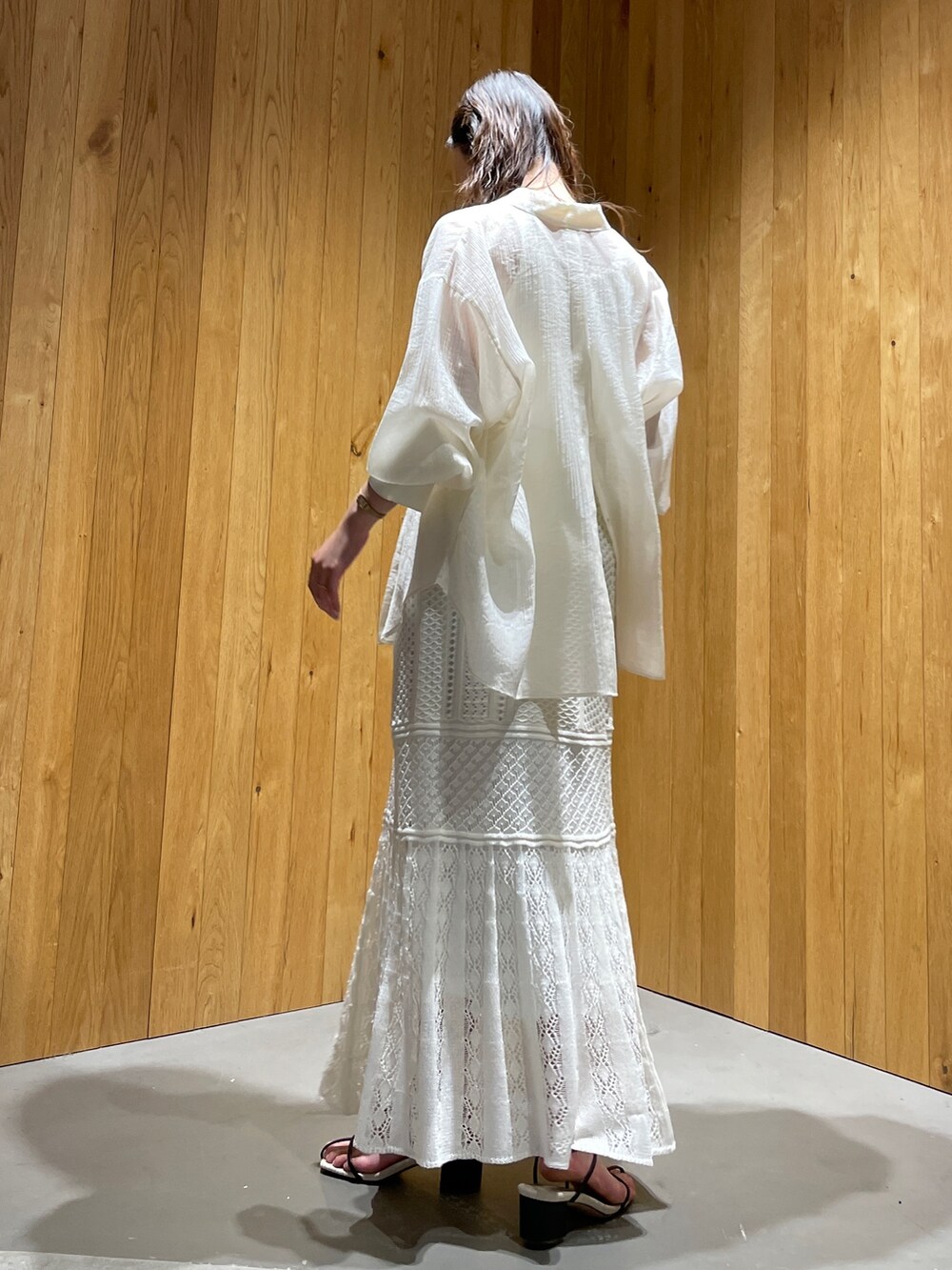 ホワイト系のTシャツ/カットソー、ホワイト系のシャツ/ブラウス、ブラック系のサンダルを着用したレディースの春コーディネートの6枚目の写真