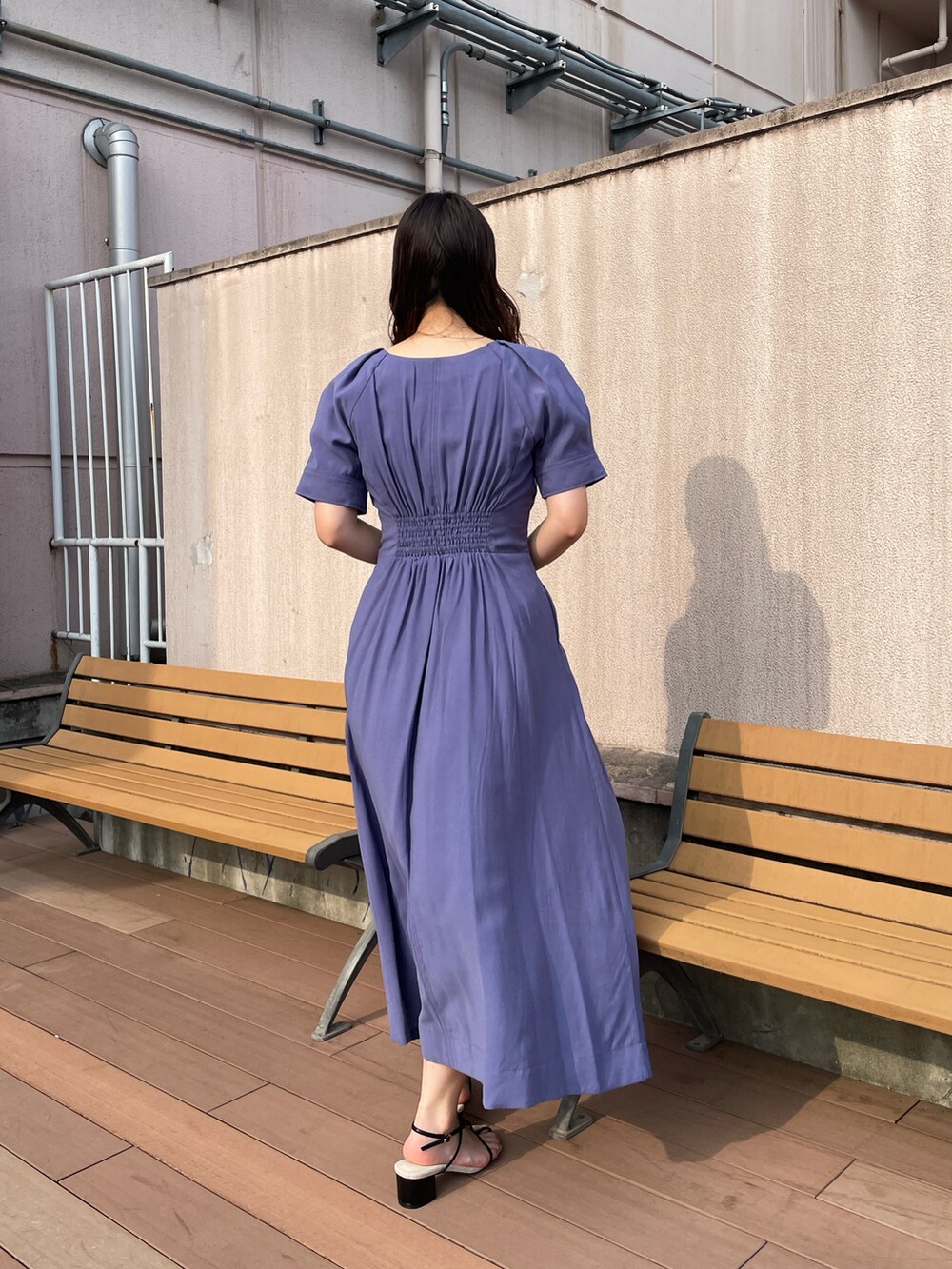 ブルー系のワンピース、ブラック系のサンダルを着用したレディースの夏コーディネートの6枚目の写真