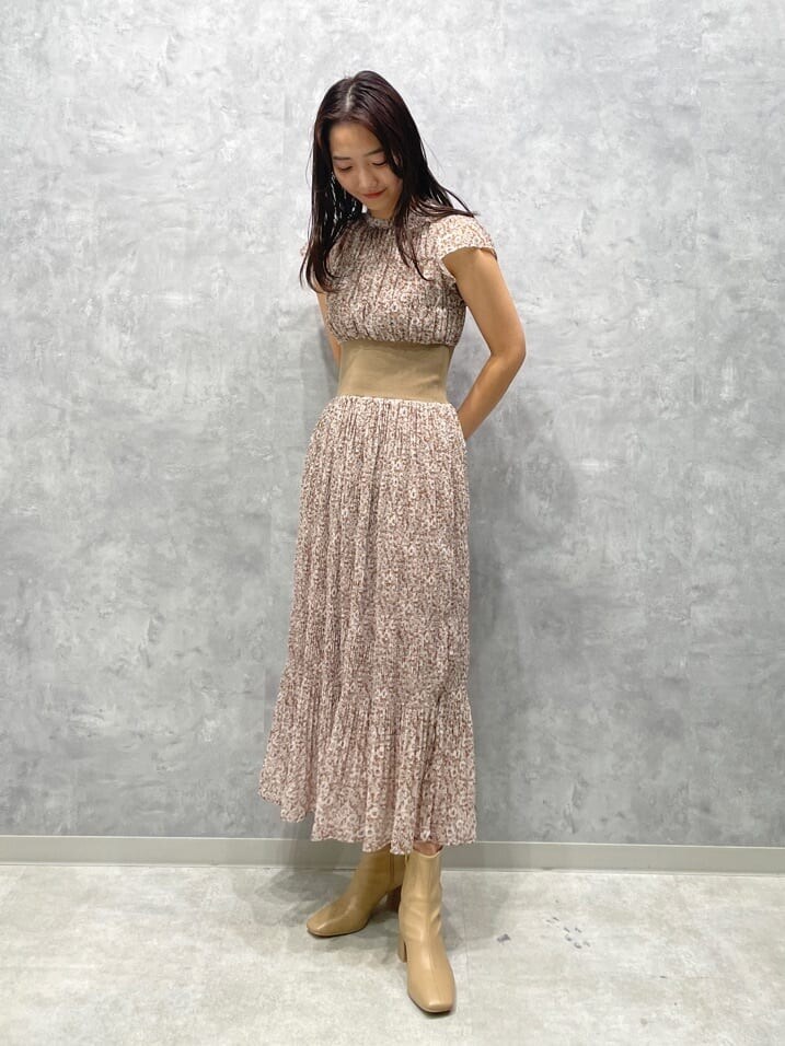 ベージュ系のワンピース、ベージュ系のブーツ、イエロー系のカーディガン/ボレロを着用したレディースの秋コーディネートの5枚目の写真