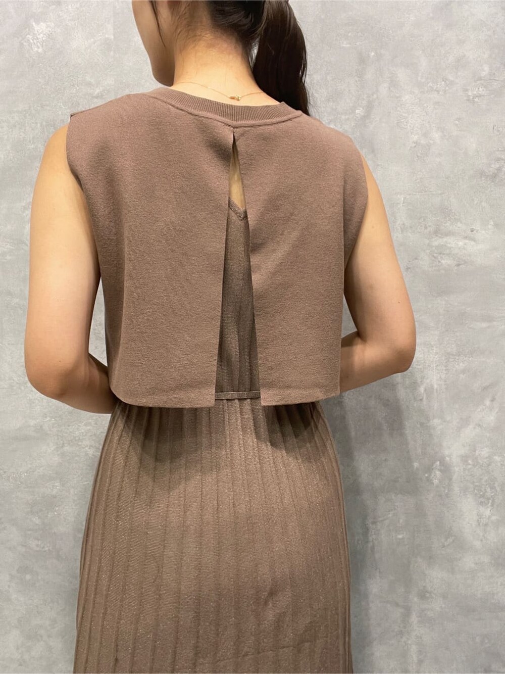 ブラウン系のワンピース、ホワイト系のパンプスを着用したレディースの夏コーディネートの6枚目の写真