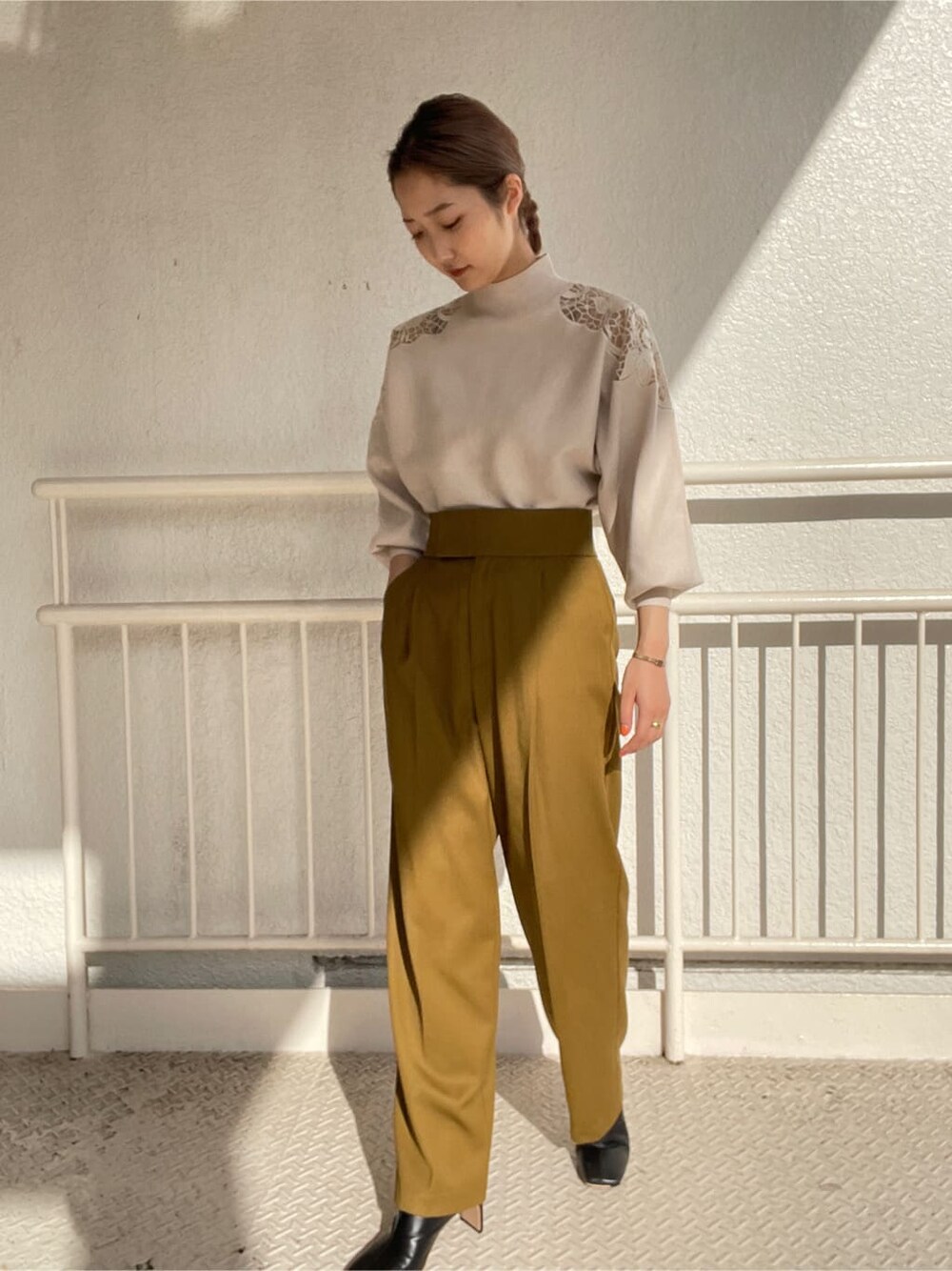 ブラック系のその他シューズ、グリーン系のその他パンツ、ホワイト系のニット/セーターを着用したレディースの冬コーディネートの2枚目の写真