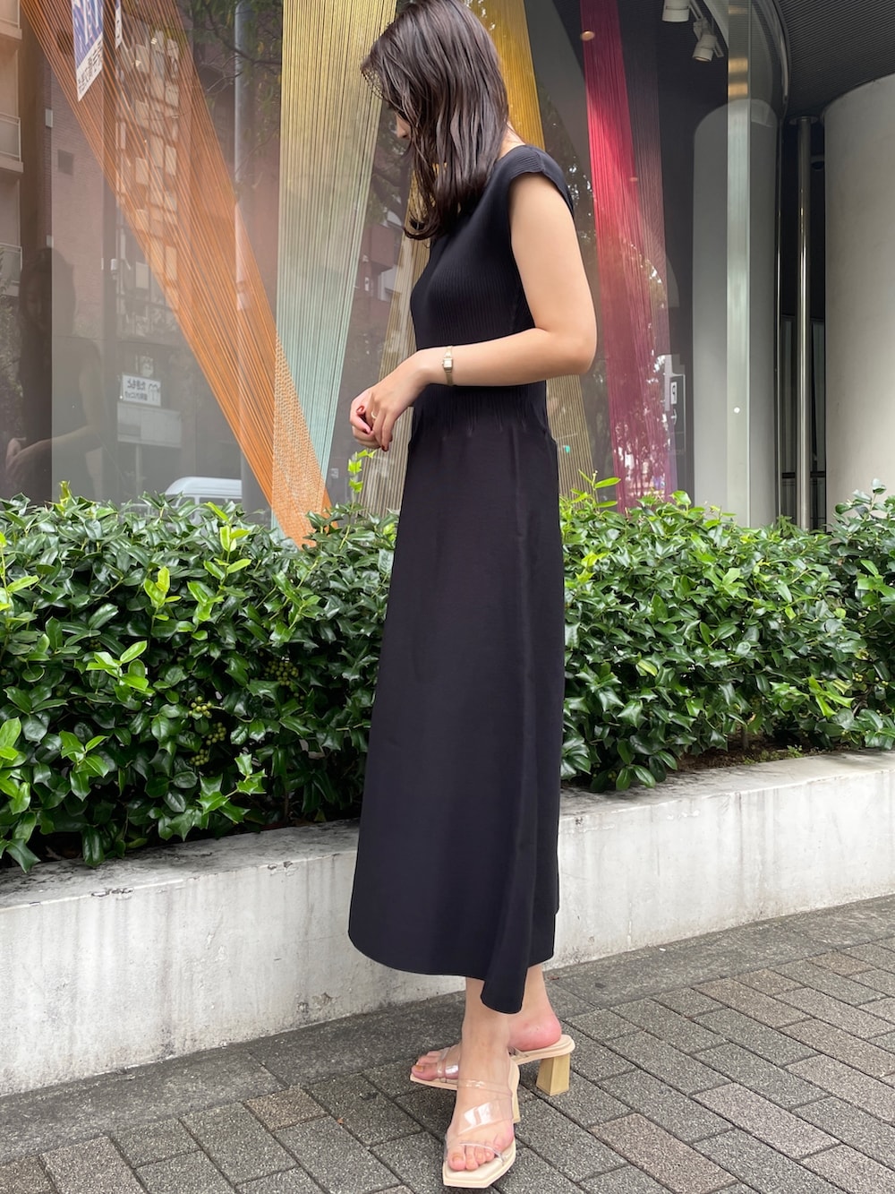 その他のサンダル、ブラック系のワンピースを着用したレディースの冬コーディネートの6枚目の写真