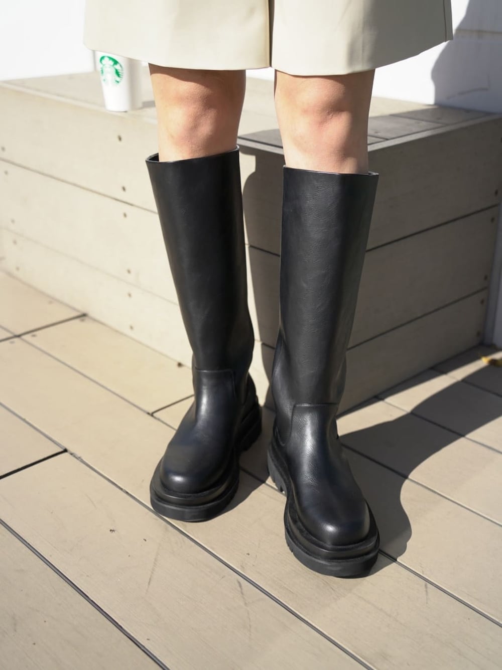 ブラック系のブーツ、ホワイト系のその他パンツ、ホワイト系のシャツ/ブラウスを着用したレディースの秋コーディネートの8枚目の写真