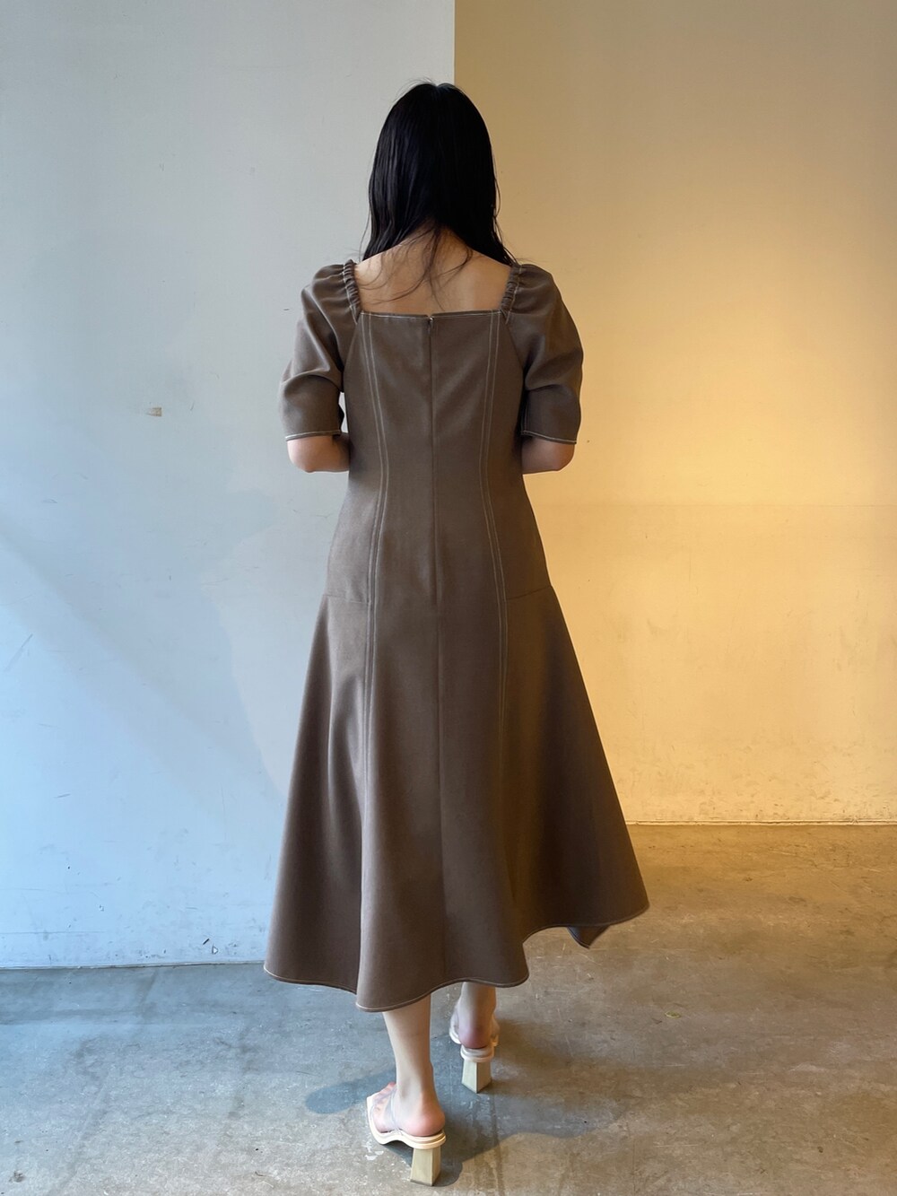 ベージュ系のサンダル、ブラウン系のワンピースを着用したレディースの冬コーディネートの5枚目の写真