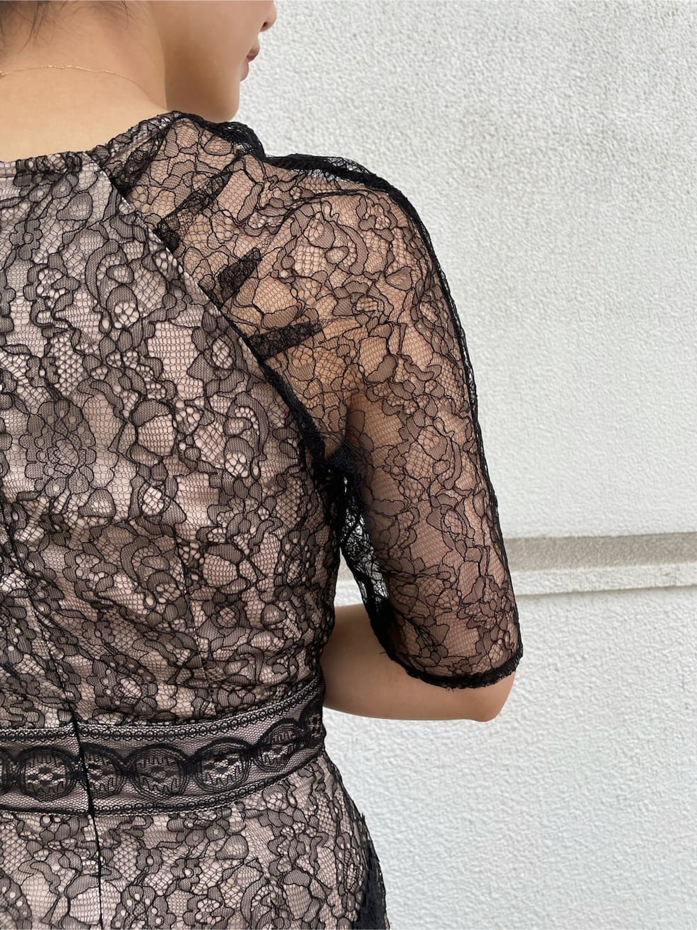 ブラック系のサンダル、ブラック系のドレスを着用したレディースの夏コーディネートの3枚目の写真