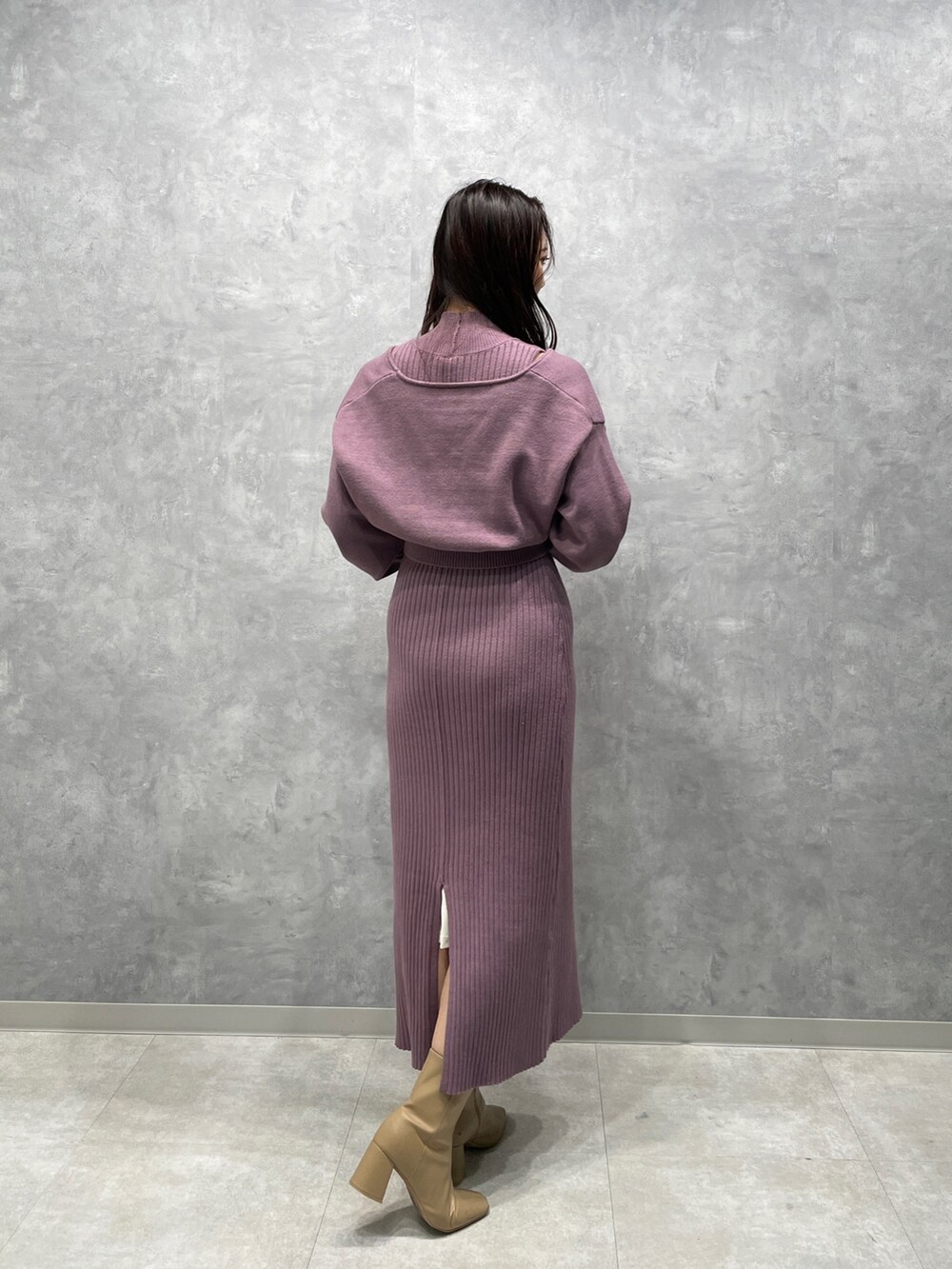 ブラウン系のその他アウター、ベージュ系のブーツ、パープル系のワンピースを着用したレディースの冬コーディネートの6枚目の写真