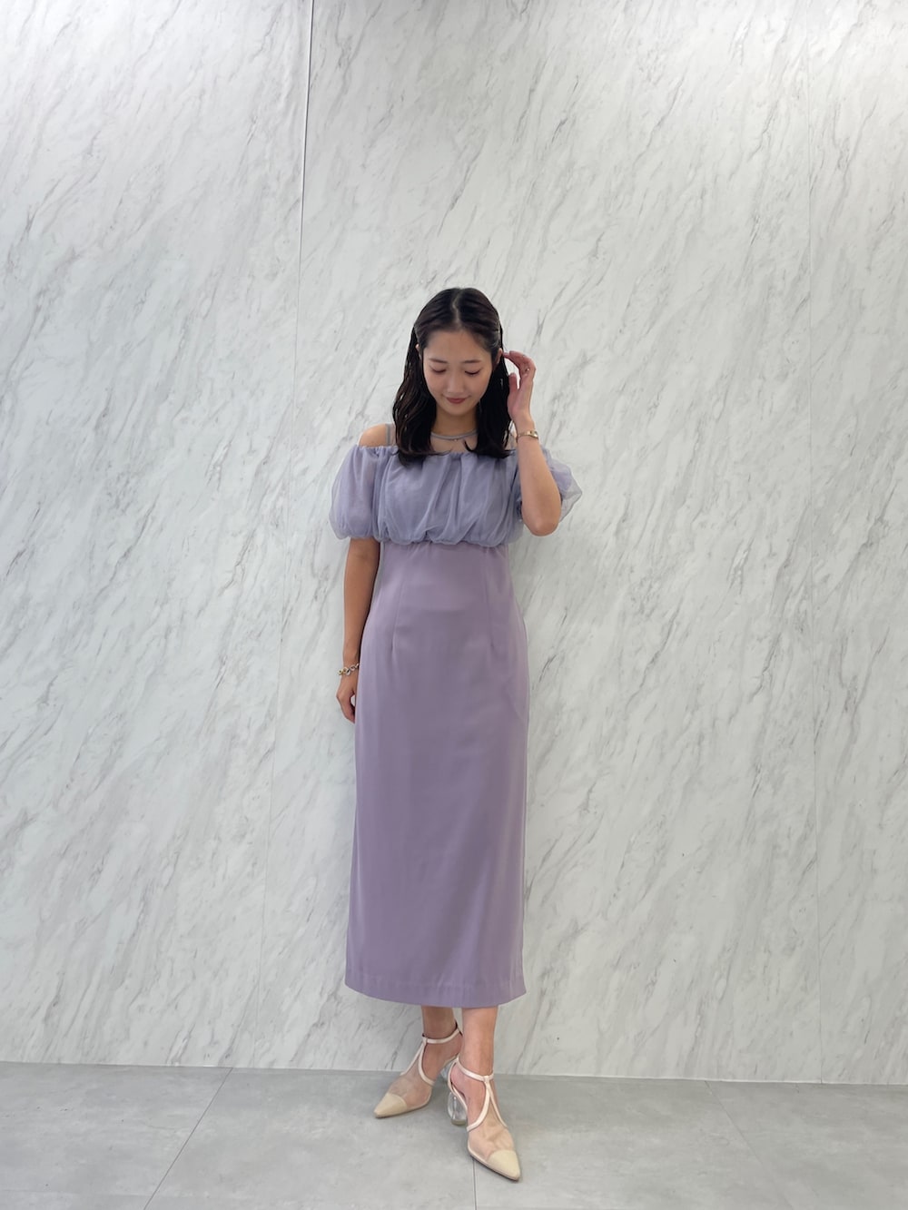 ベージュ系のパンプス、パープル系のドレスを着用したレディースの夏コーディネートの3枚目の写真