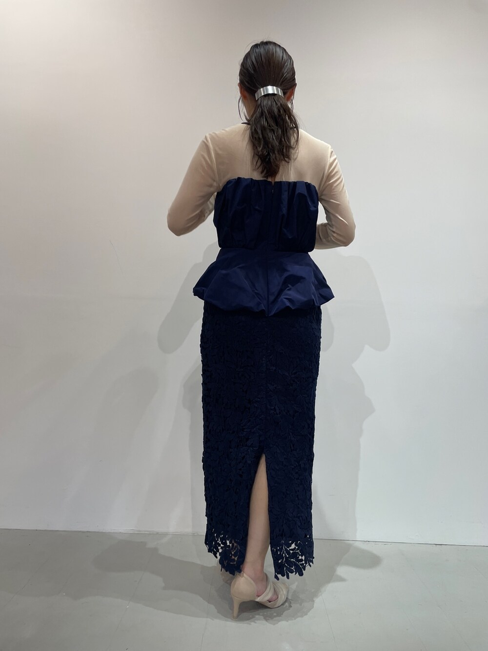 ベージュ系のパンプス、ブルー系のドレス、シルバー系のバレッタ/ヘアクリップを着用したレディースの夏コーディネートの6枚目の写真