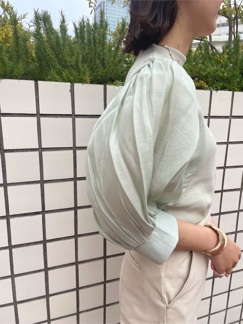 ホワイト系のサンダル、ホワイト系のその他パンツ、グリーン系のニット/セーターを着用したレディースの春コーディネートの2枚目の写真