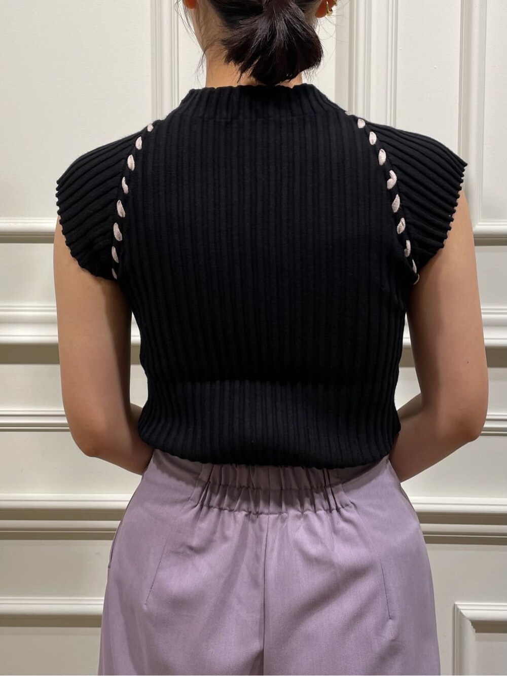 パープル系のその他パンツ、ブラック系のその他シューズ、ブラック系のニット/セーターを着用したレディースの夏コーディネートの3枚目の写真