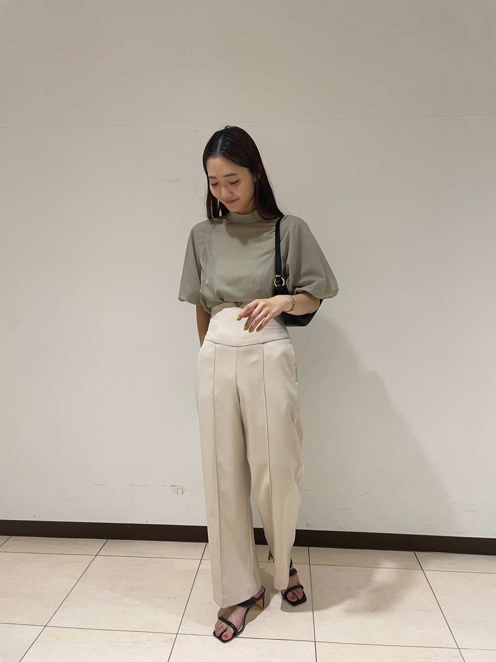 ホワイト系のその他パンツ、グリーン系のシャツ/ブラウス、ブラック系のハンドバッグを着用したレディースの春コーディネートの5枚目の写真