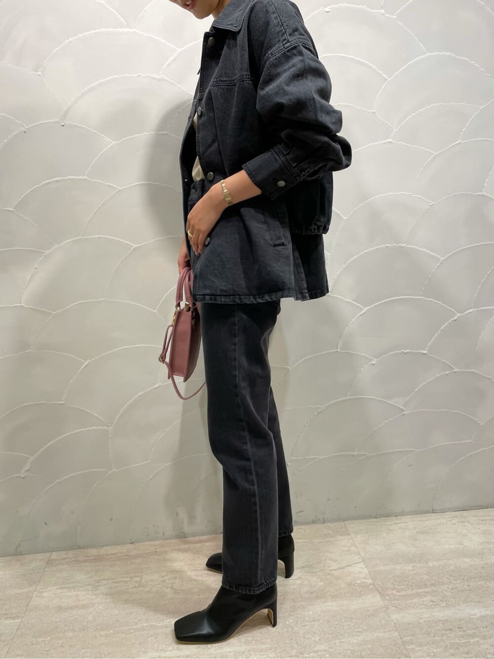 ベージュ系のシャツ/ブラウス、ブラック系のデニムジャケット、ブラック系のその他シューズを着用したレディースの夏コーディネートの2枚目の写真