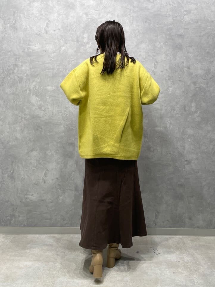 ベージュ系のブーツ、ブラウン系のスカート、イエロー系のカーディガン/ボレロを着用したレディースの秋コーディネートの3枚目の写真