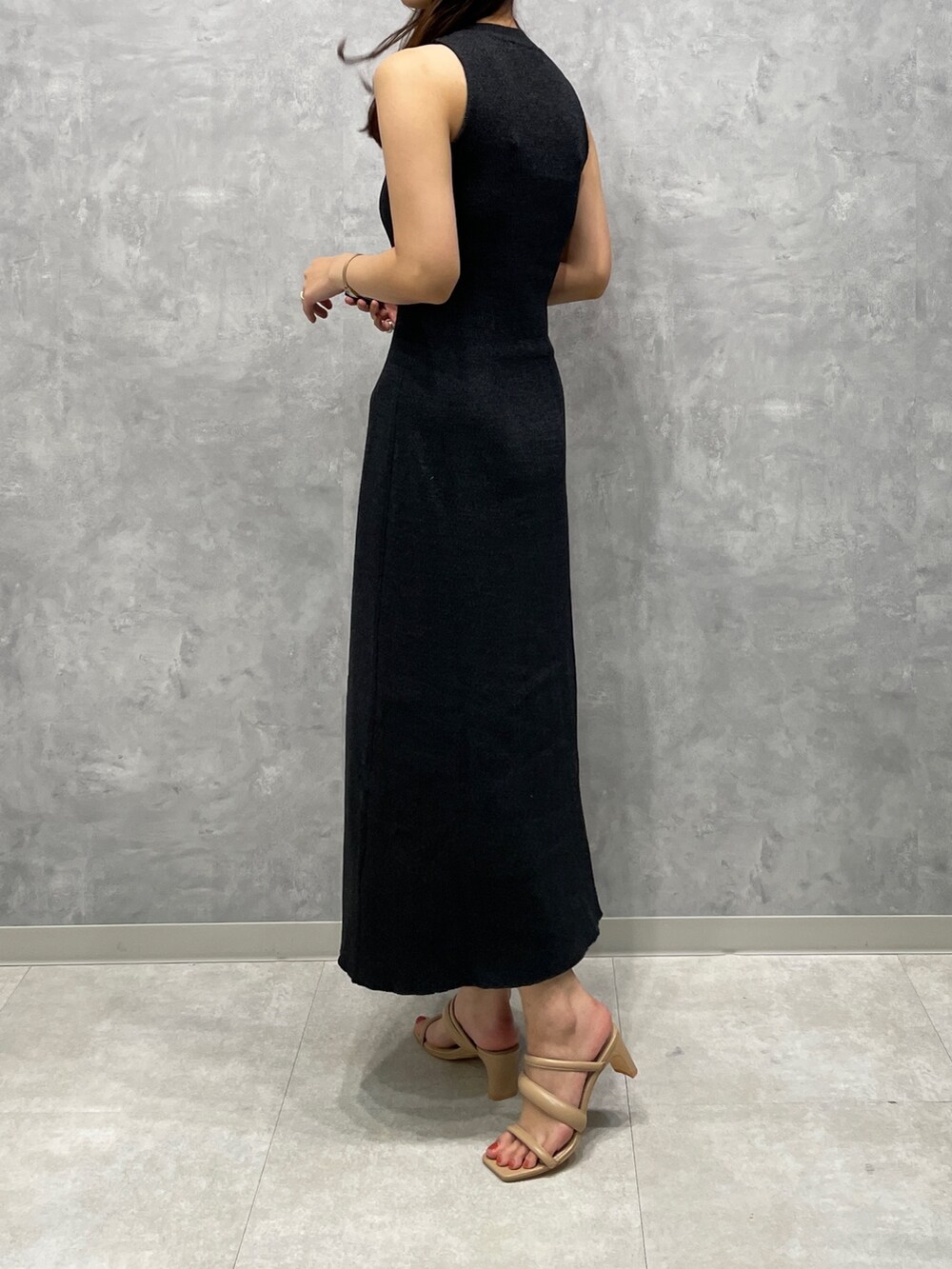 ベージュ系のサンダル、ブラック系のワンピースを着用したレディースの春コーディネートの10枚目の写真