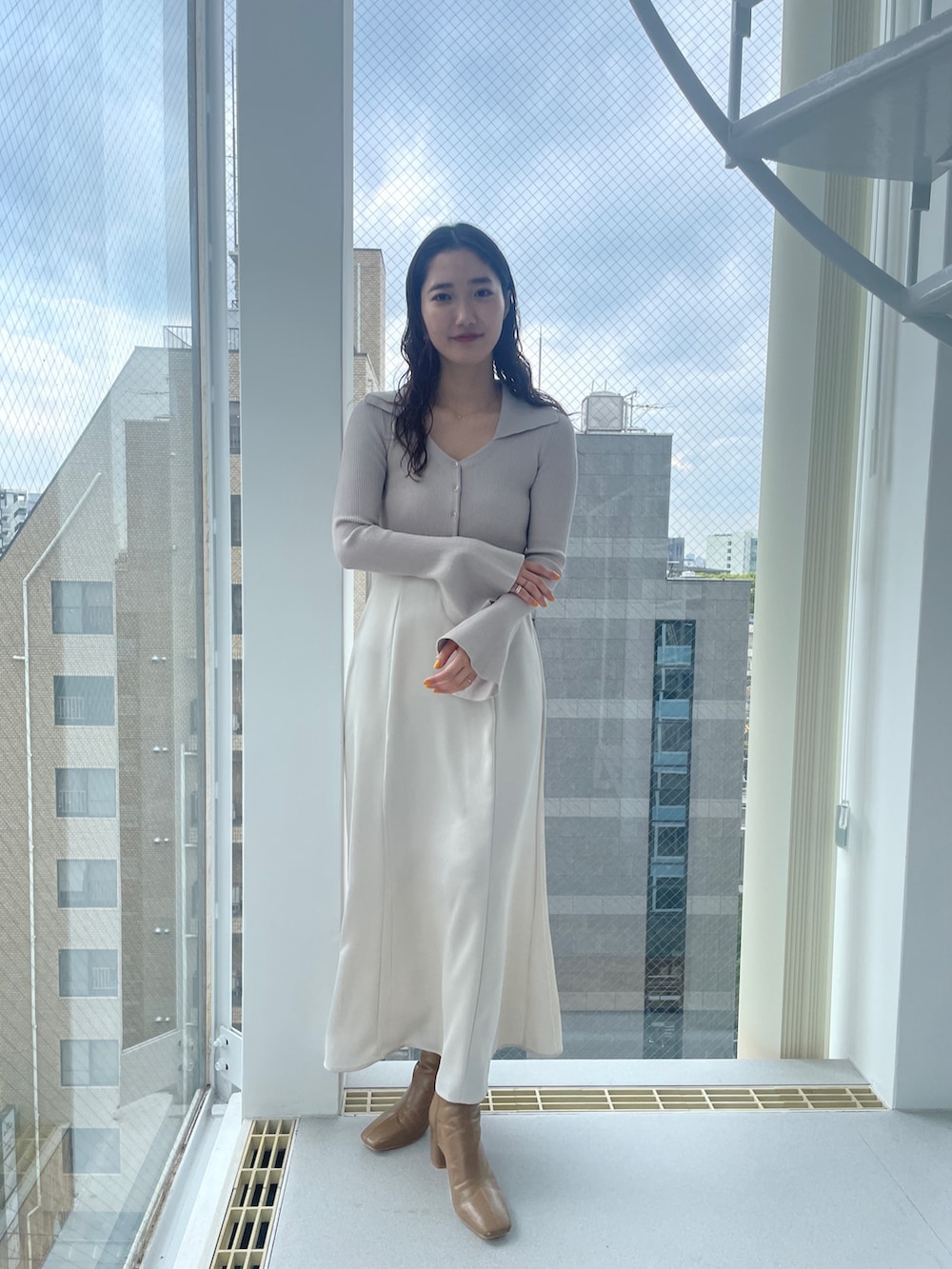 ベージュ系のブーツ、ベージュ系のワンピースを着用したレディースの夏コーディネートの3枚目の写真