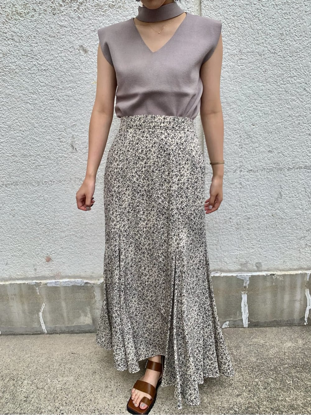 ブラウン系のサンダル、ホワイト系のスカート、ベージュ系のニット/セーターを着用したレディースの夏コーディネートの2枚目の写真