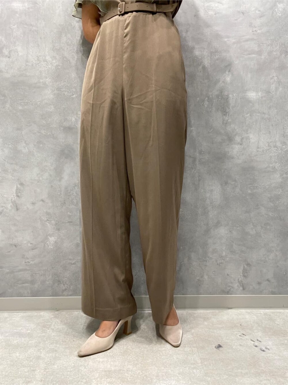 ベージュ系のパンプス、ベージュ系のパンツドレス、ベージュ系のクラッチバッグを着用したレディースの秋コーディネートの9枚目の写真