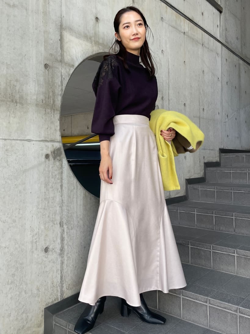 ブラック系のブーツ、イエロー系のカーディガン/ボレロ、グレー系のスカートを着用したレディースの秋コーディネートの6枚目の写真