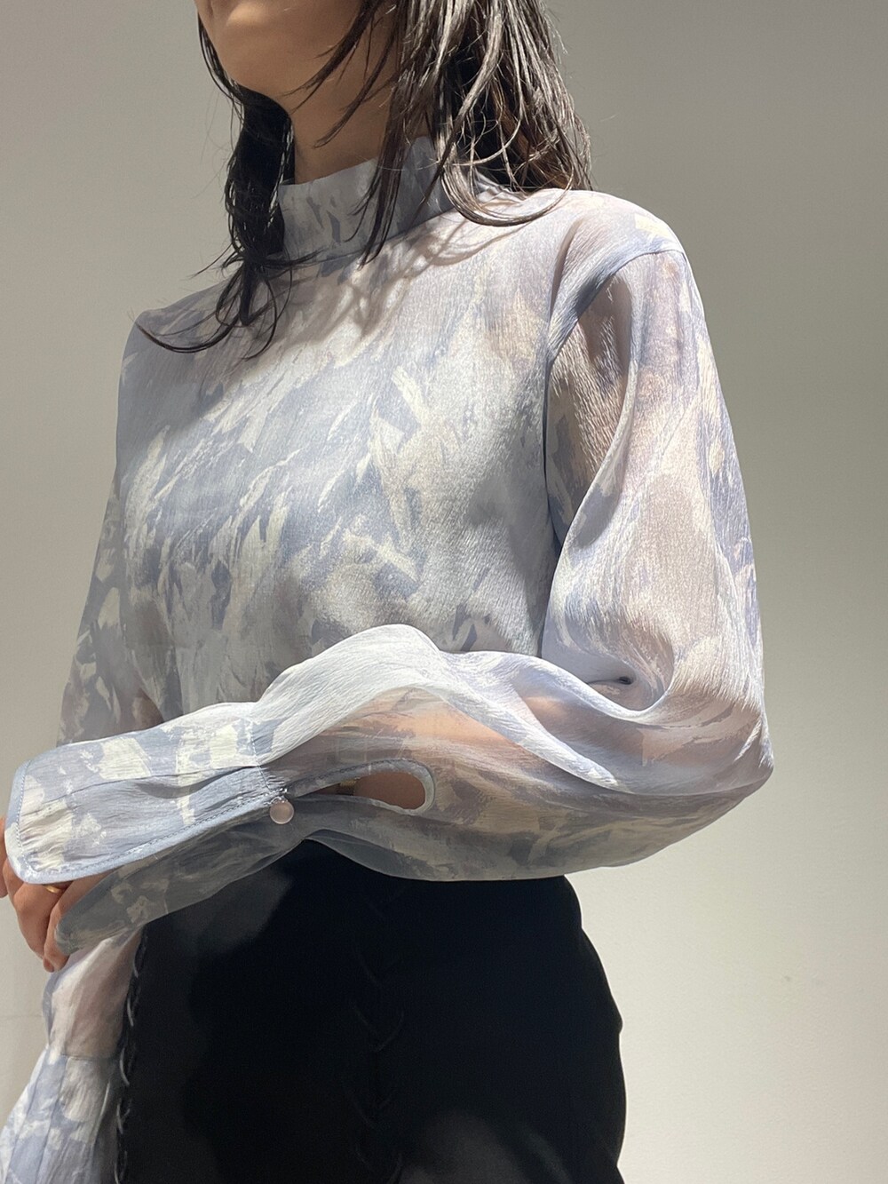 ブラック系のスカート、ベージュ系のブーツ、パープル系のシャツ/ブラウスを着用したレディースの夏コーディネートの6枚目の写真