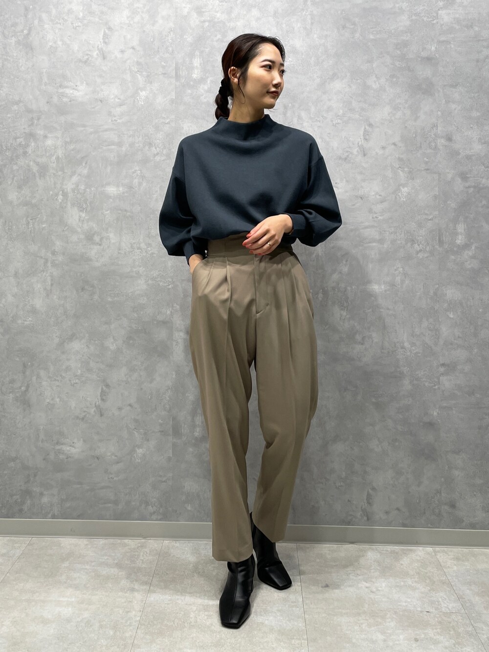 ブラック系のブーツ、ベージュ系のその他パンツ、ホワイト系のカーディガン/ボレロを着用したレディースの冬コーディネートの4枚目の写真