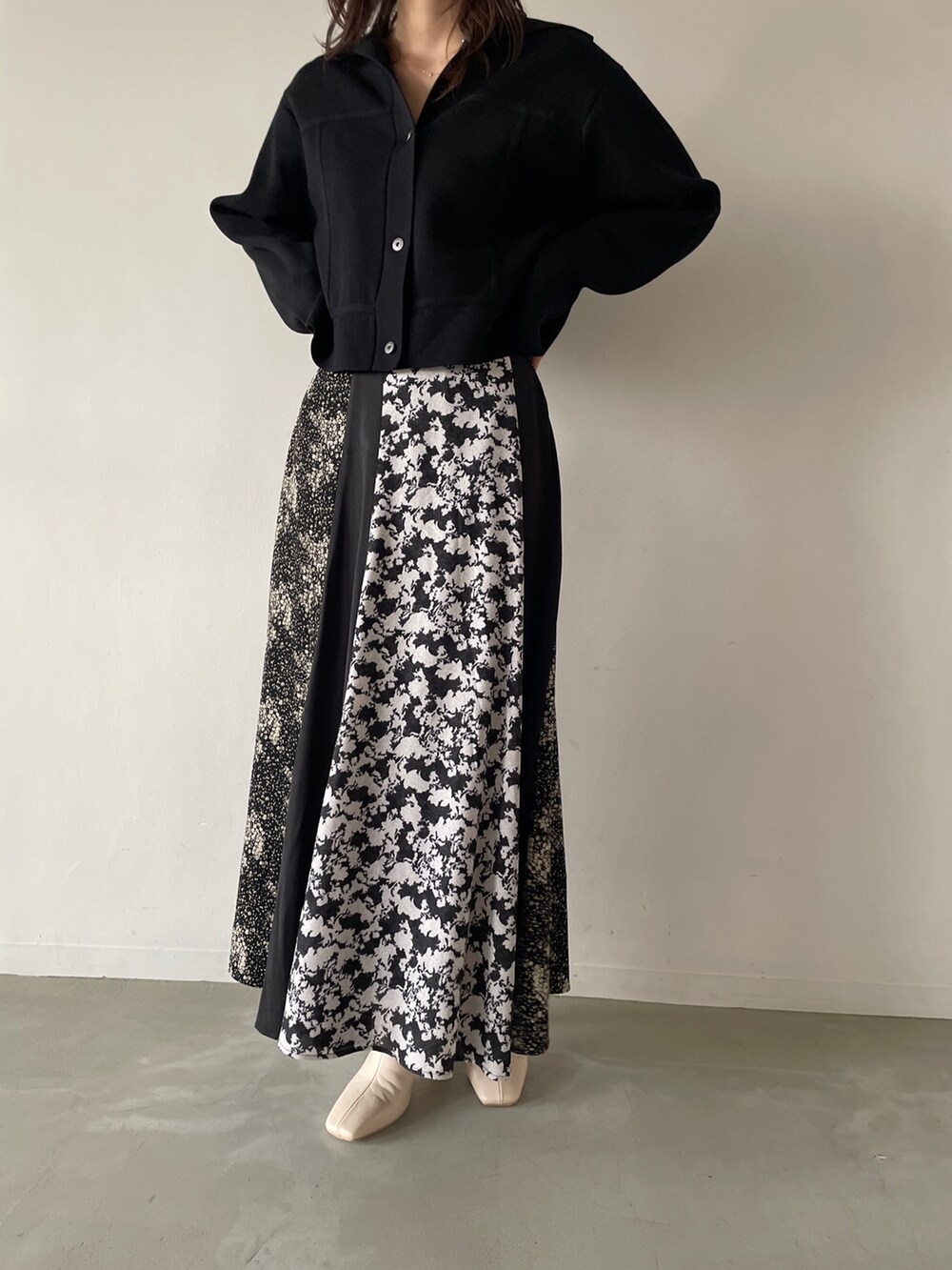 ブラック系のカーディガン/ボレロ、ホワイト系のブーツ、ブラック系のスカートを着用したレディースの夏コーディネートの7枚目の写真