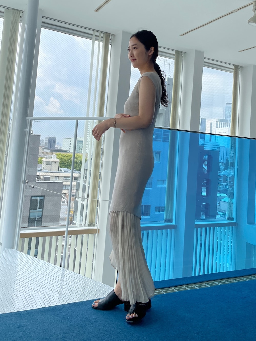 ブラック系のサンダル、ベージュ系のワンピースを着用したレディースの春コーディネートの4枚目の写真