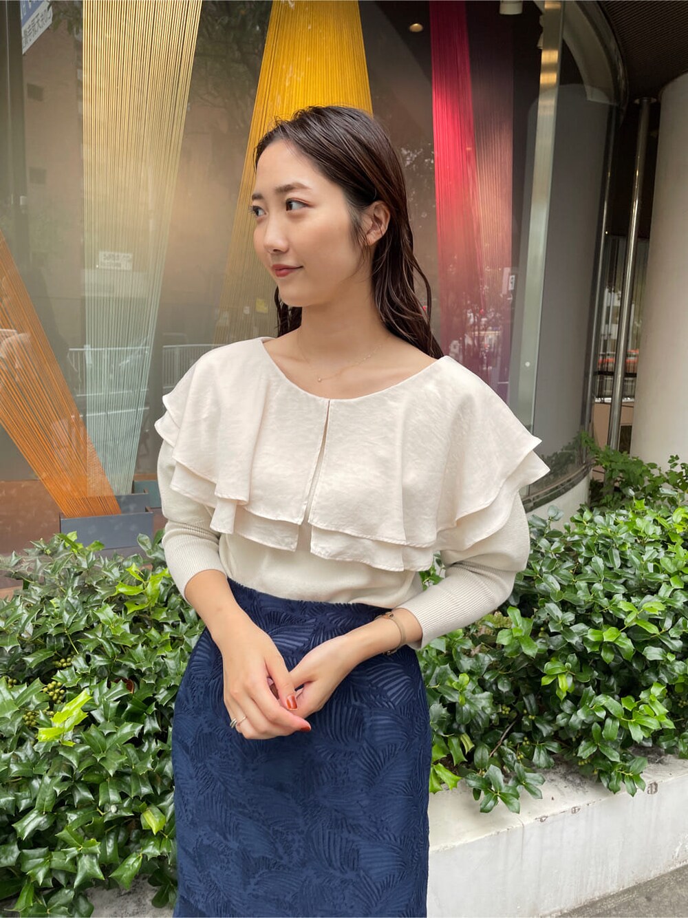 ブルー系のトレンチコート、ブルー系のトレンチコート、ベージュ系のブーツを着用したレディースの秋コーディネートの9枚目の写真