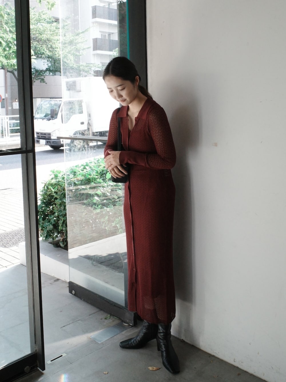 パープル系のワンピース、ブラック系のブーツ、ブラック系のショルダーバッグを着用したレディースの夏コーディネートの2枚目の写真