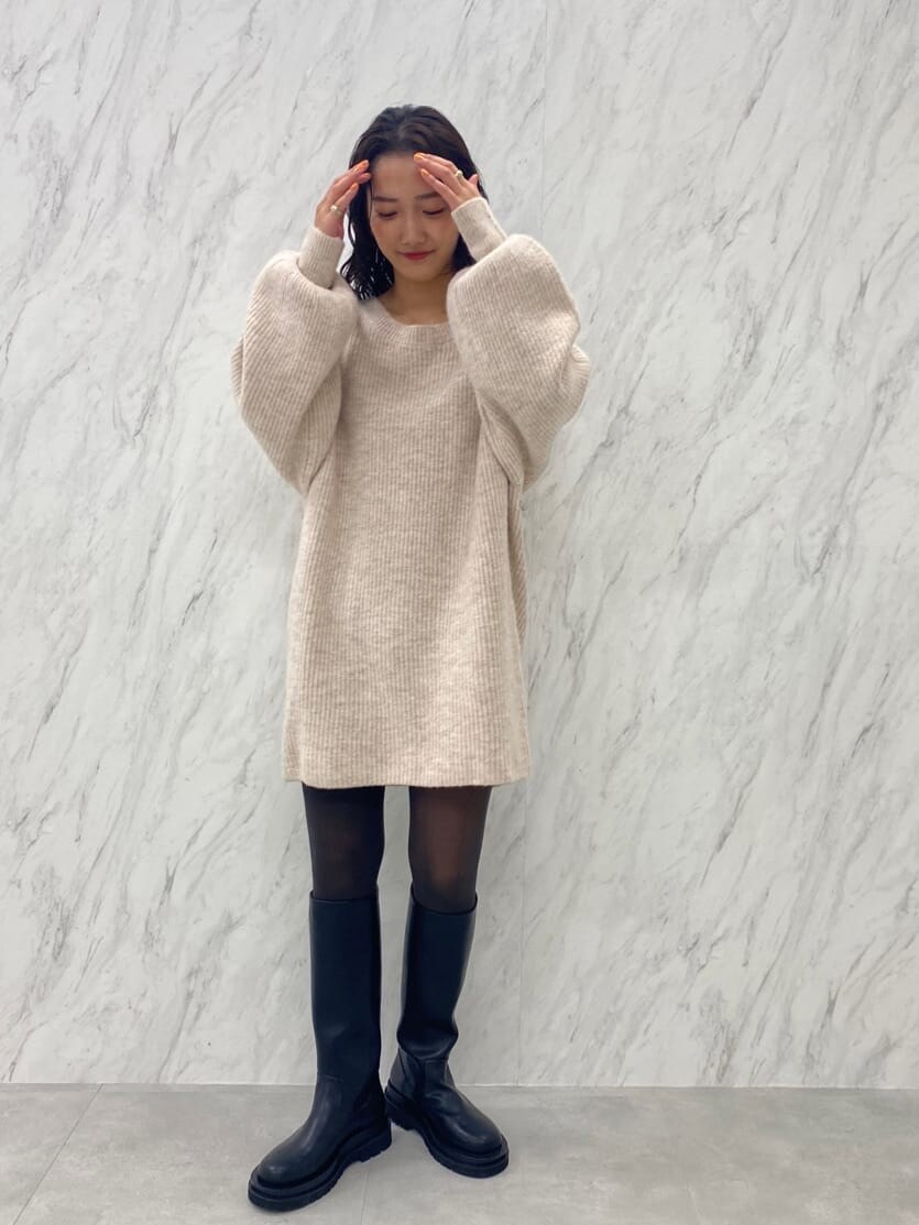 ブラック系のブーツ、ホワイト系のカーディガン/ボレロを着用したレディースの秋コーディネートの4枚目の写真