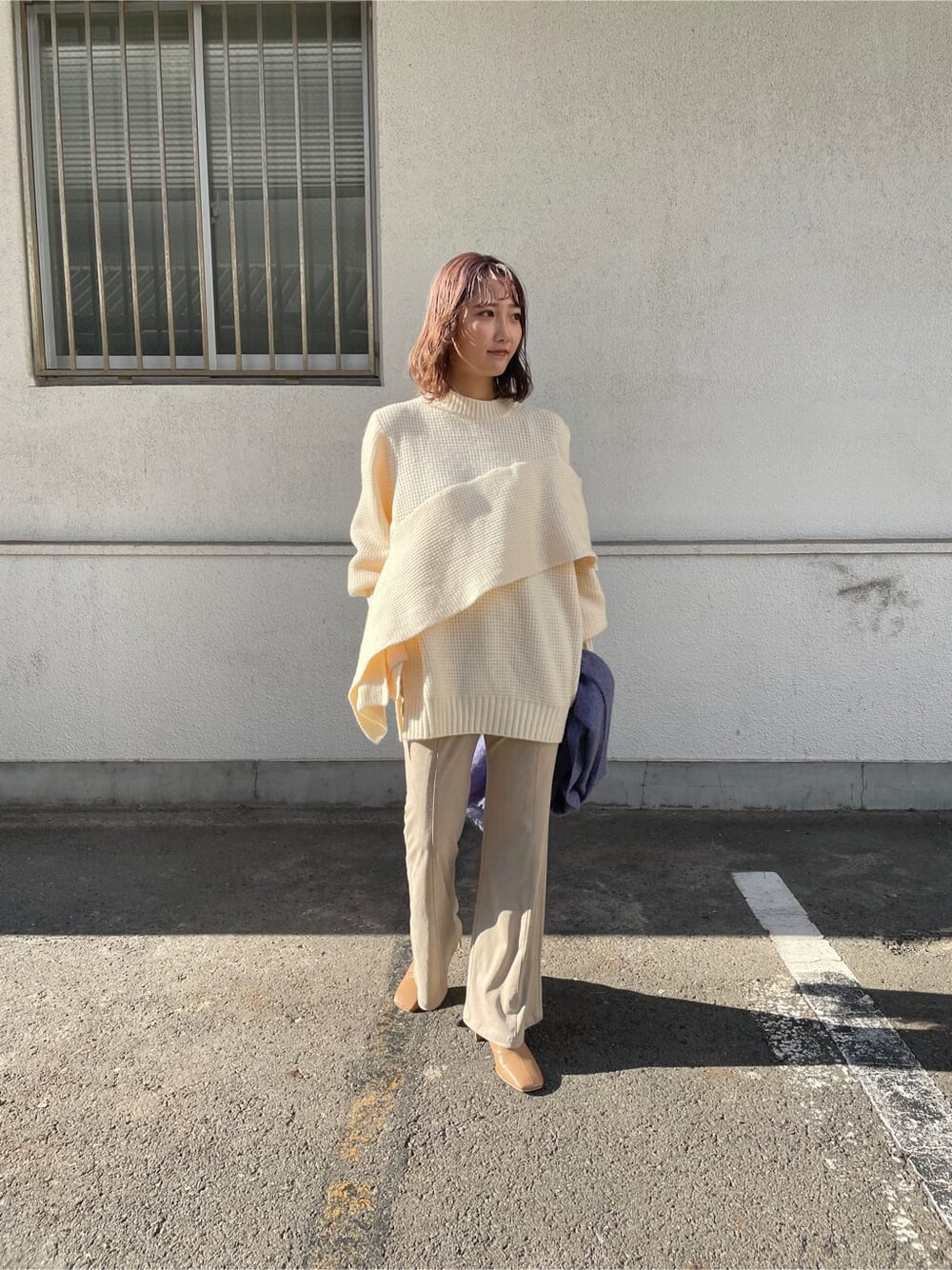 ベージュ系のその他シューズ、ベージュ系のその他パンツ、ホワイト系のニット/セーターを着用したレディースの秋コーディネートの5枚目の写真