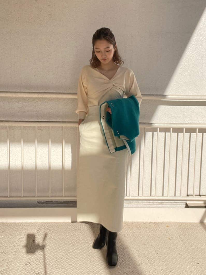 ブラック系のその他シューズ、ホワイト系のスカート、ホワイト系のニット/セーターを着用したレディースの冬コーディネートの4枚目の写真