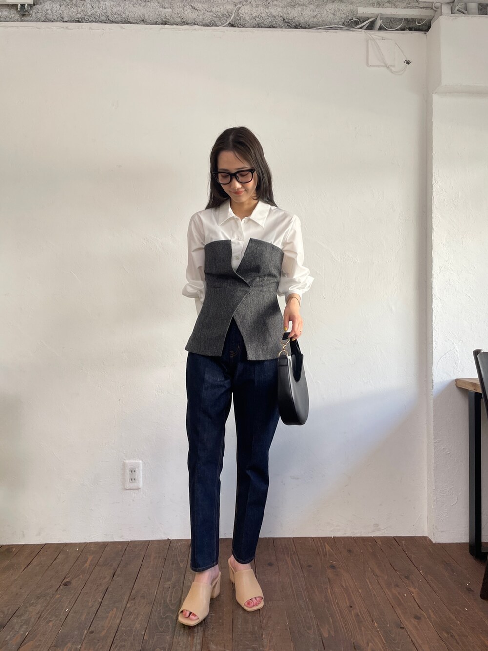 ブルー系のデニムパンツ、ブラック系のシャツ/ブラウス、ベージュ系のサンダルを着用したレディースの夏コーディネートの3枚目の写真