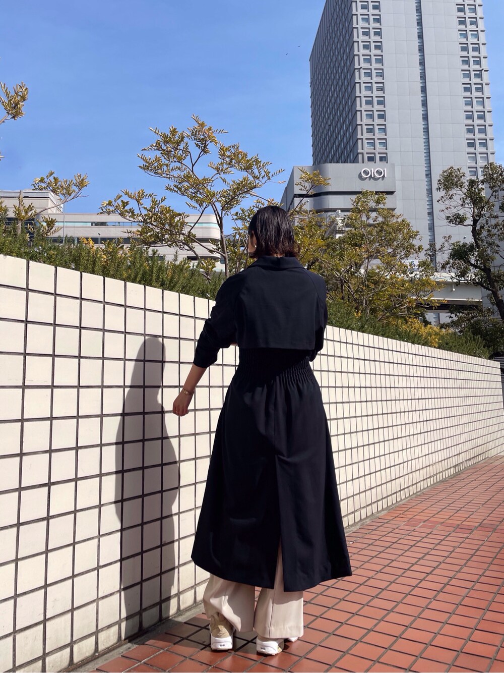 ブルー系のその他アウター、ベージュ系のシャツ/ブラウス、ベージュ系のその他パンツを着用したレディースの春コーディネートの3枚目の写真