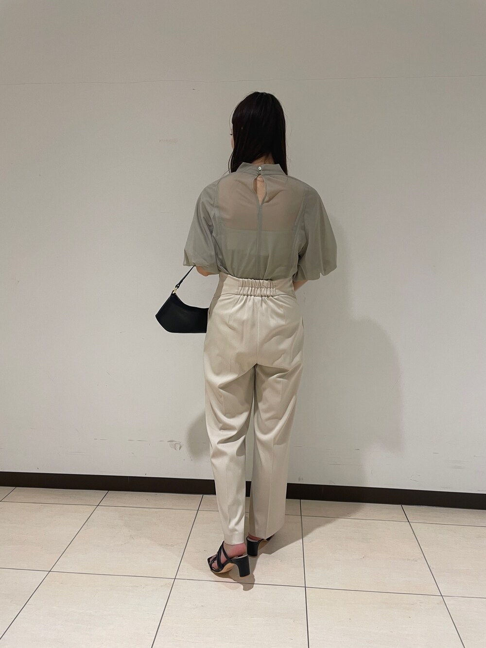 ホワイト系のその他パンツ、グリーン系のシャツ/ブラウス、ブラック系のハンドバッグを着用したレディースの春コーディネートの7枚目の写真