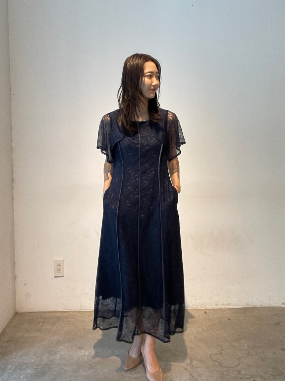 「LAGUNAMOONのLADYヴィンテージサテンラインパンプス（パンプス、ゴールド系）」を使った、久保田さん（レディース・162cm）の夏コーディネートの4枚目の写真