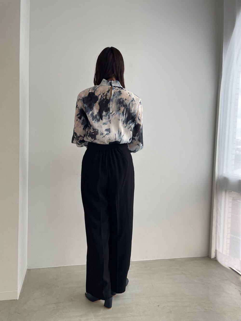 ブルー系のシャツ/ブラウス、ブルー系のサンダル、ブラック系のスラックスを着用したレディースの夏コーディネートの3枚目の写真