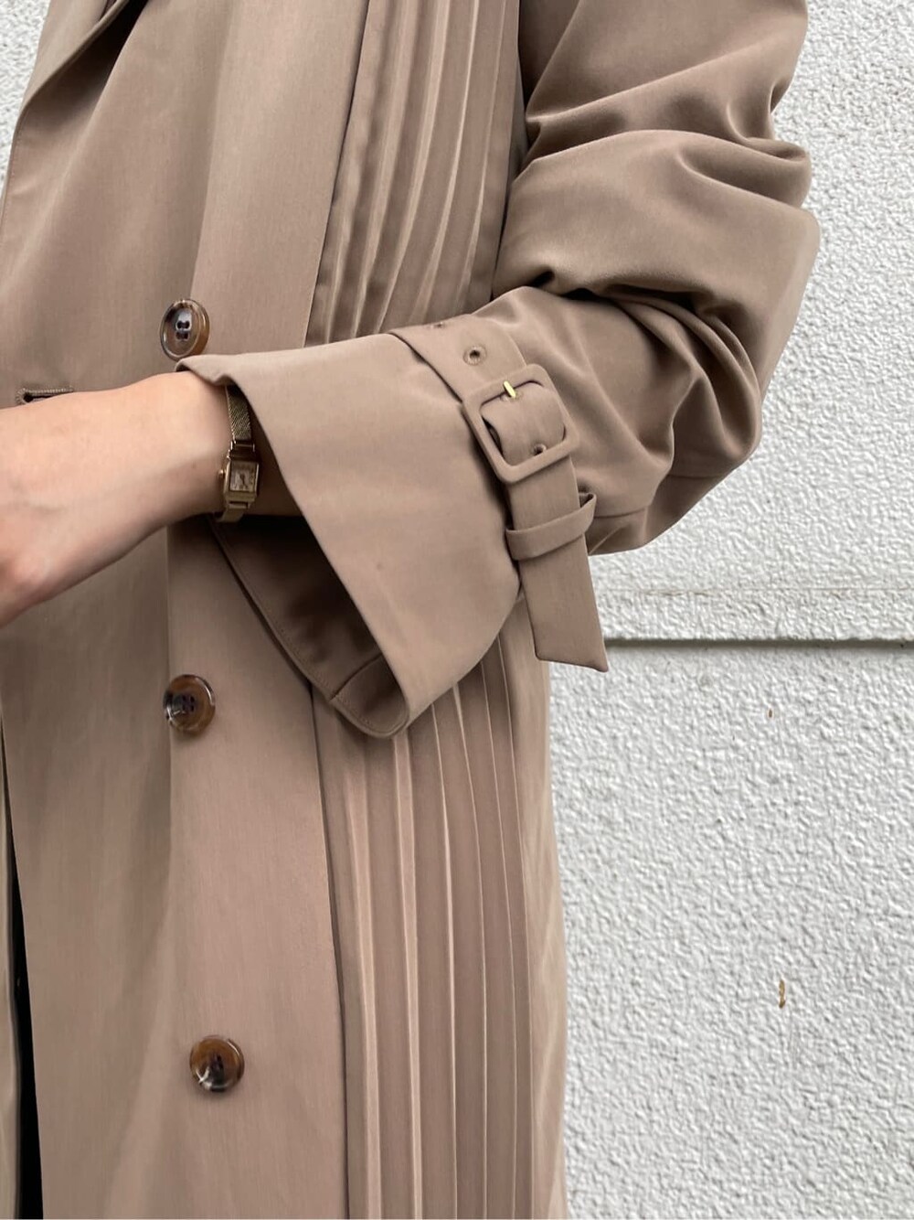 ホワイト系のその他シューズ、ブラウン系のニット/セーター、ベージュ系のその他アウターを着用したレディースの秋コーディネートの8枚目の写真