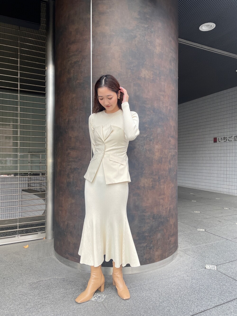 ベージュ系のブーツ、ベージュ系のワンピースを着用したレディースの冬コーディネートの3枚目の写真