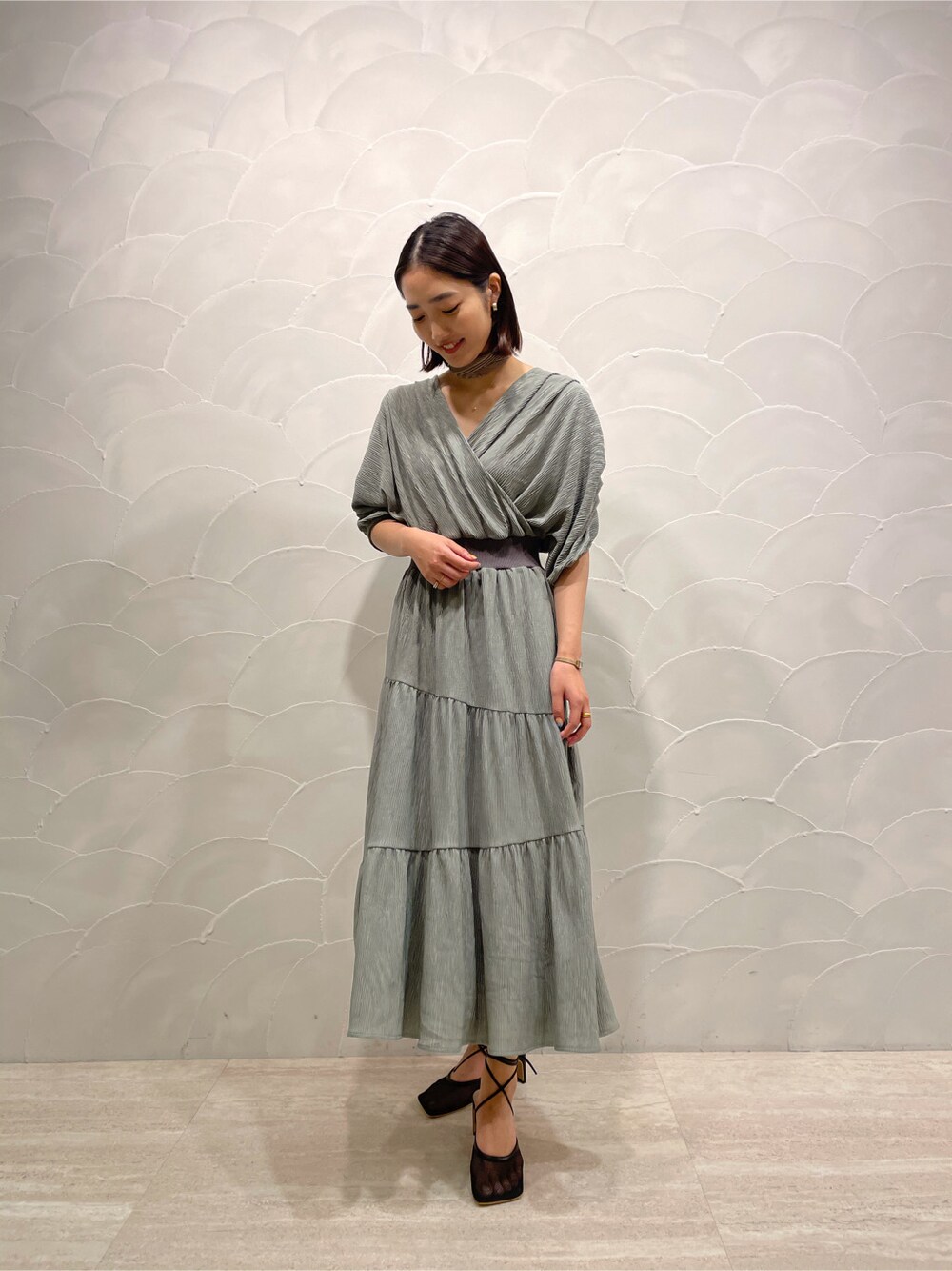 ブラック系のサンダル、ブルー系のワンピース、ベージュ系のバンダナ/スカーフを着用したレディースの春コーディネートの4枚目の写真