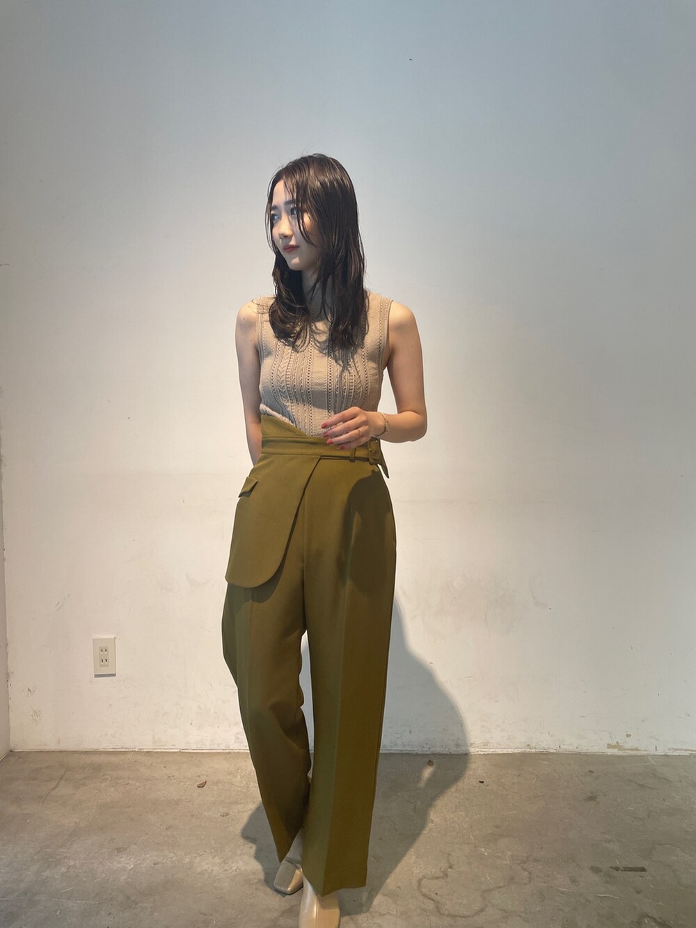 ベージュ系のニット/セーター、ベージュ系のブーツ、グリーン系のその他パンツを着用したレディースの夏コーディネートの4枚目の写真